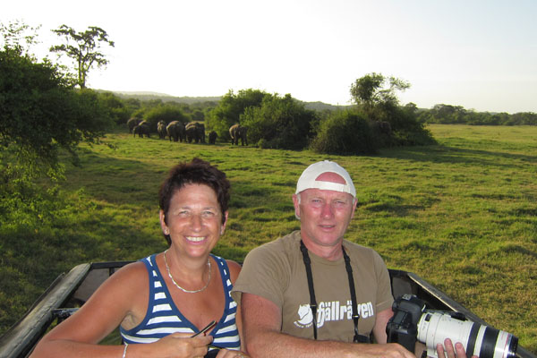 Gina en Hans in de jeep met de olifanten op afstand